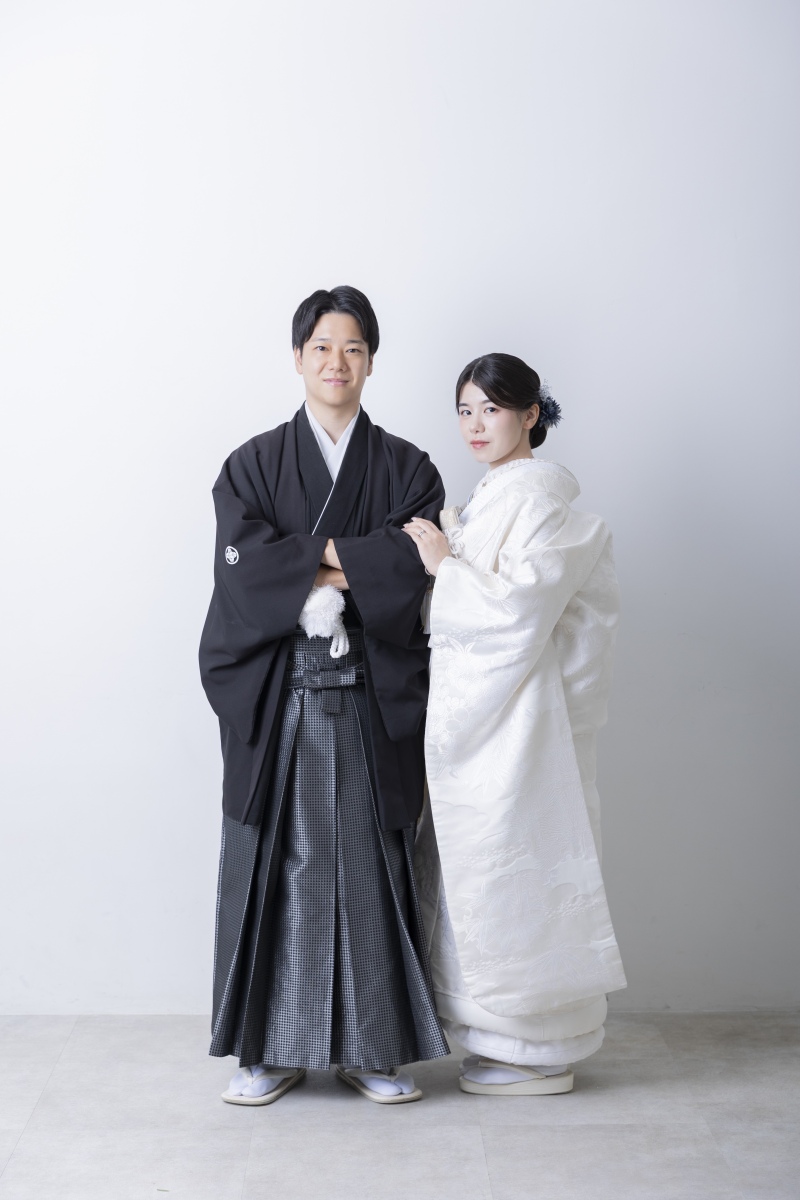 寄り添う二人のナチュラルな立ち姿