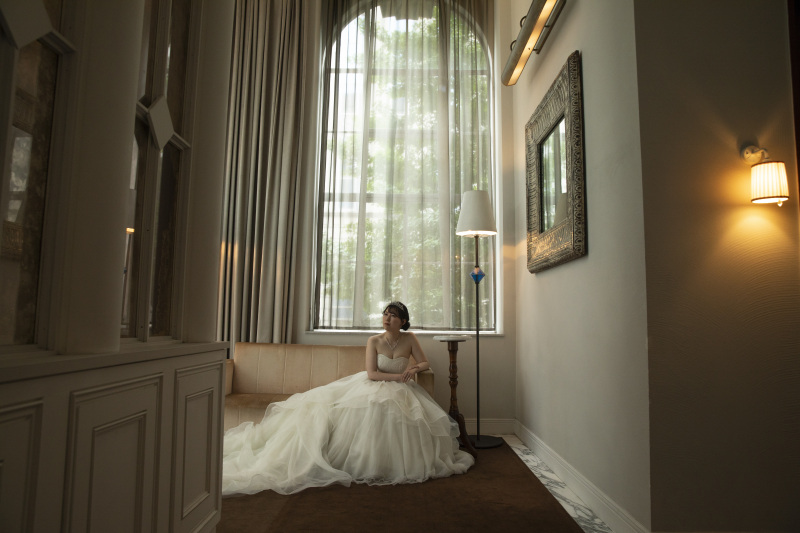 ソファーに座って