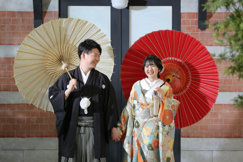 赤レンガの前でお散歩日和!