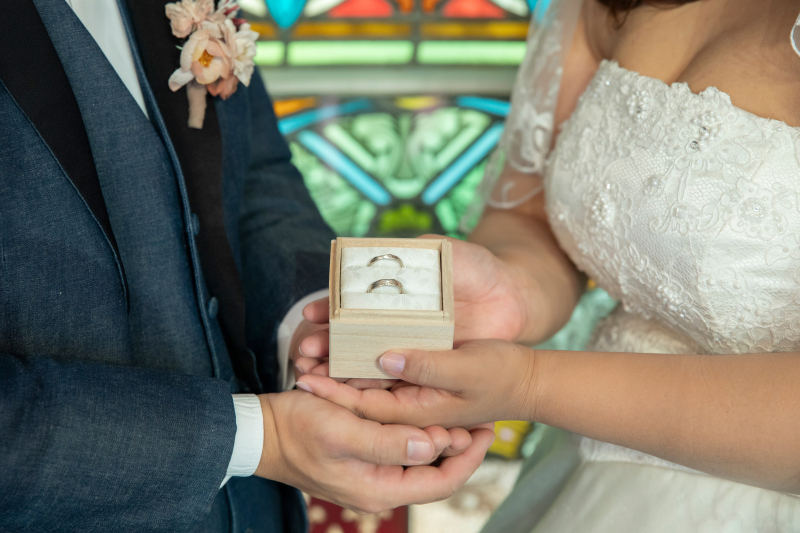 指輪を二人で持って