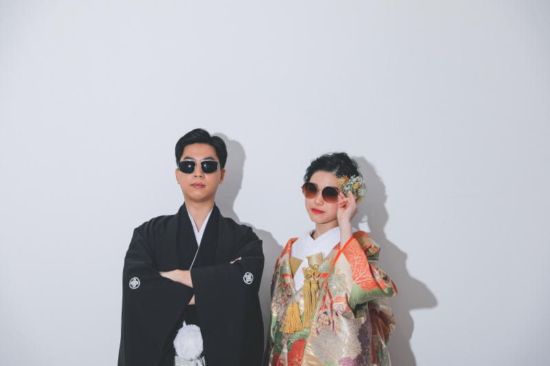 サングラスで...