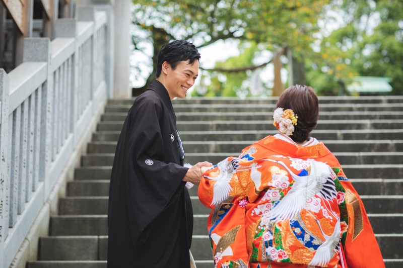 手を取り合って