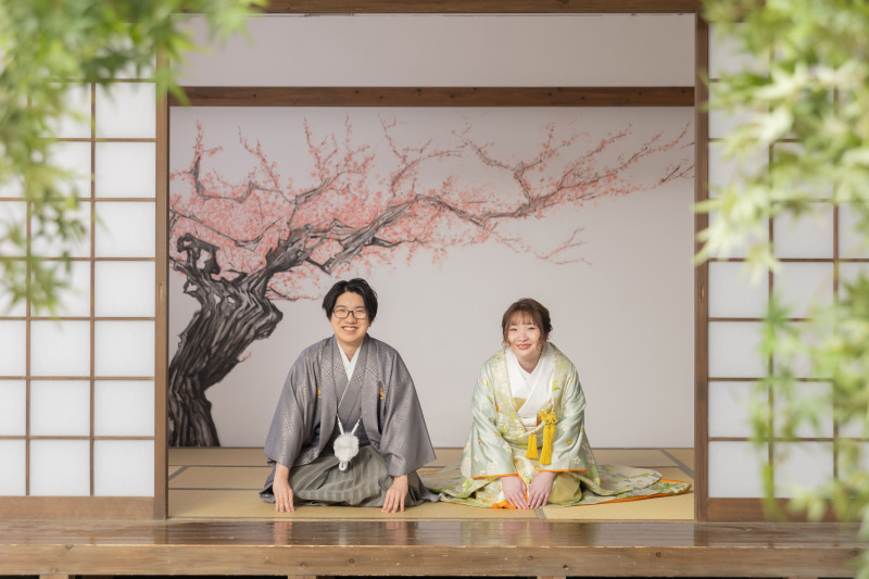 お茶室で正座のお写真も