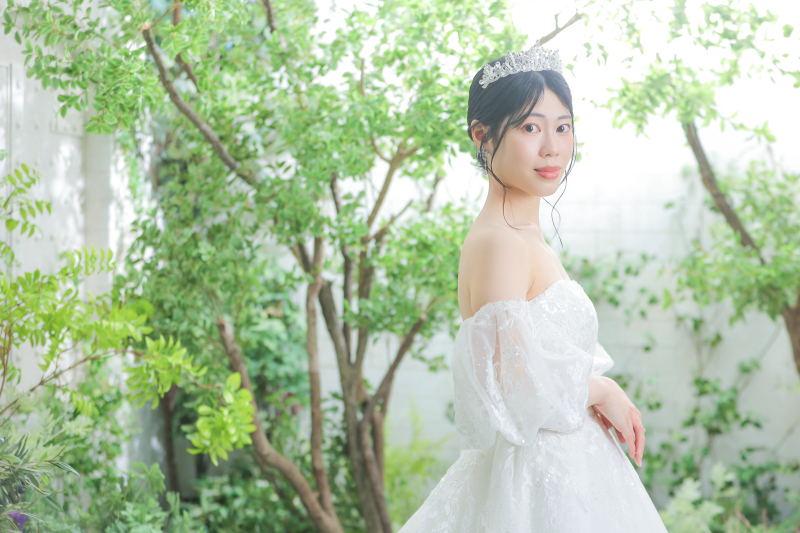 振り返るその先に。 光を浴びた新婦様の笑顔。