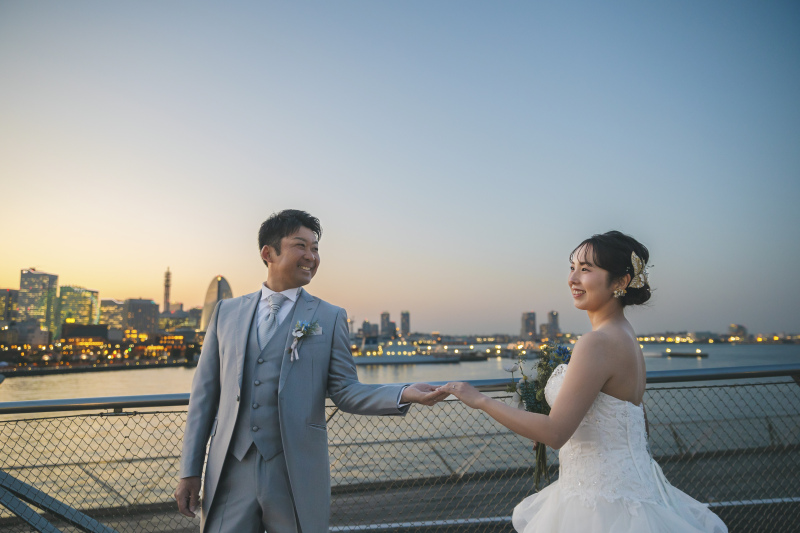 新婦さんの手を添えて