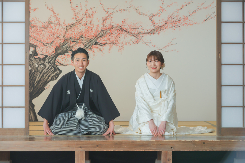 伝統を感じる和室での正座姿