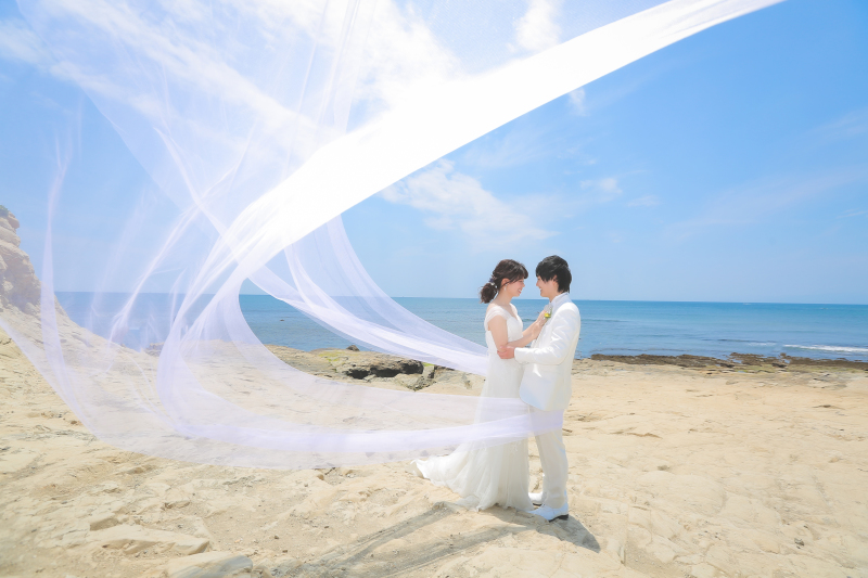 青い海と白いドレス