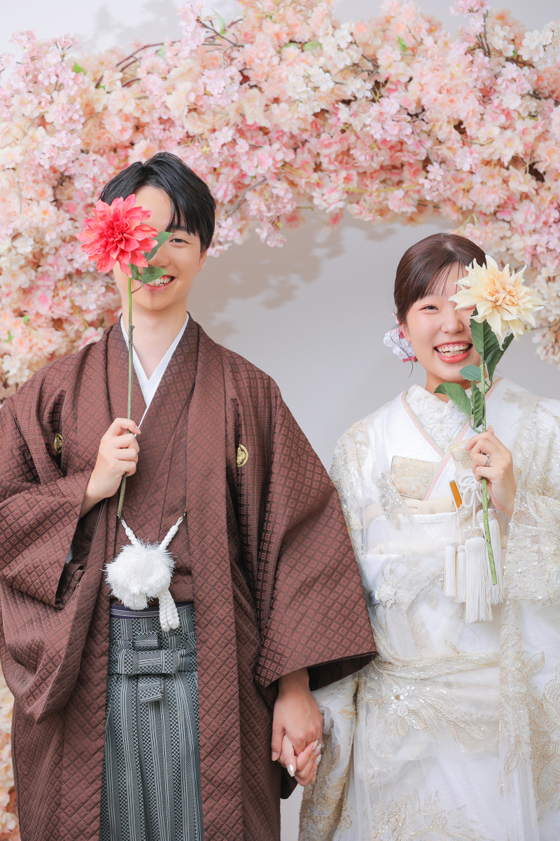 一輪のお花とお茶目な笑顔