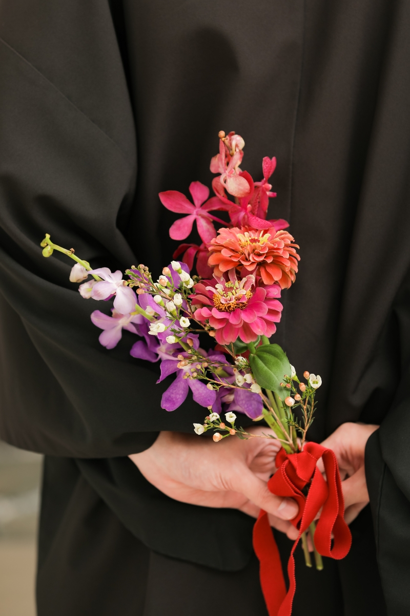 2人のためにご用意したお花と一緒に