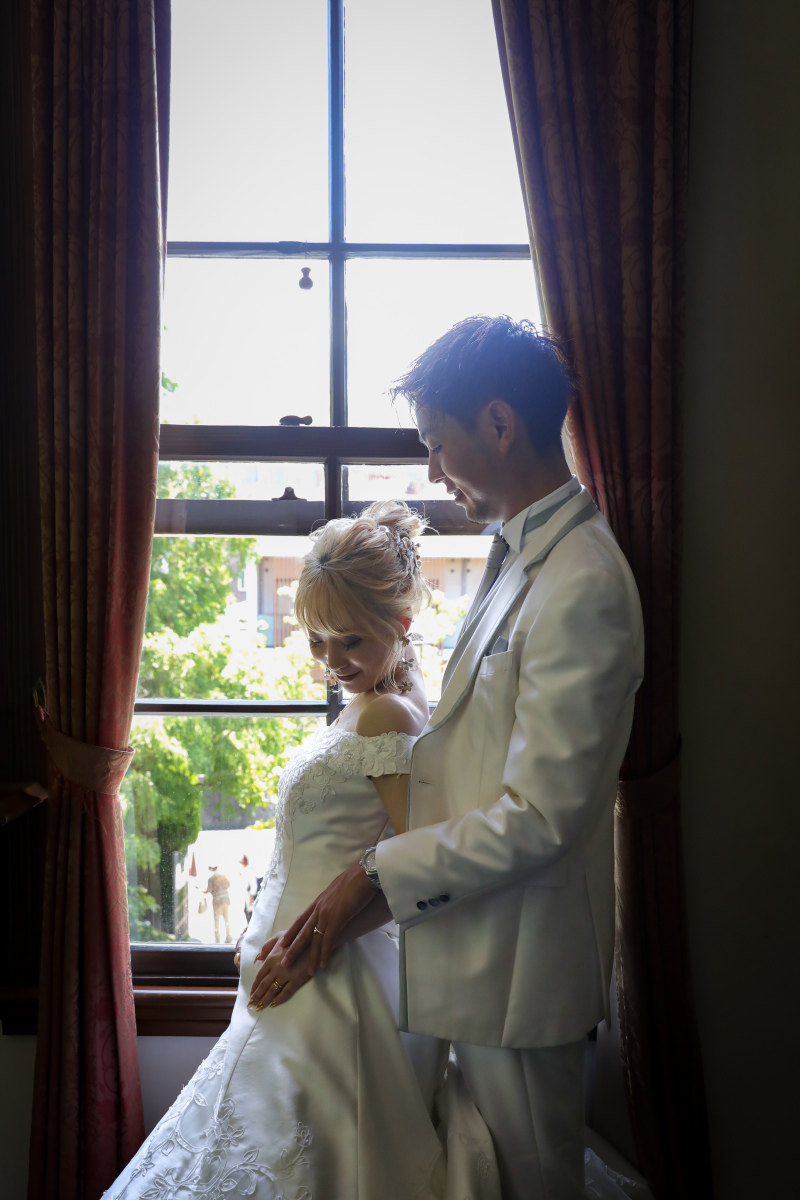 お腹に手を添えて