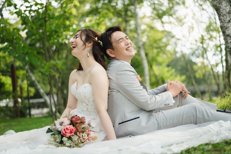 大自然に座って