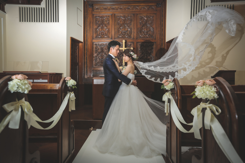 チャペルに舞うベール