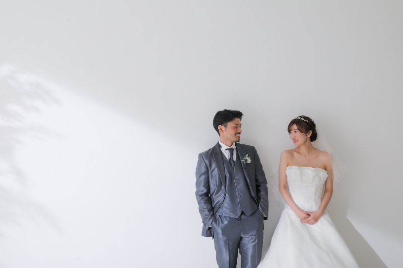 シンプルな背景で佇んで