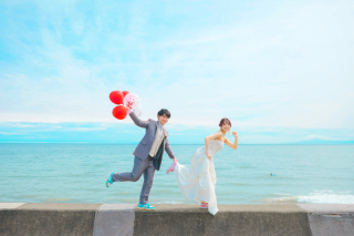 笑顔と遊び心があふれる海辺フォト