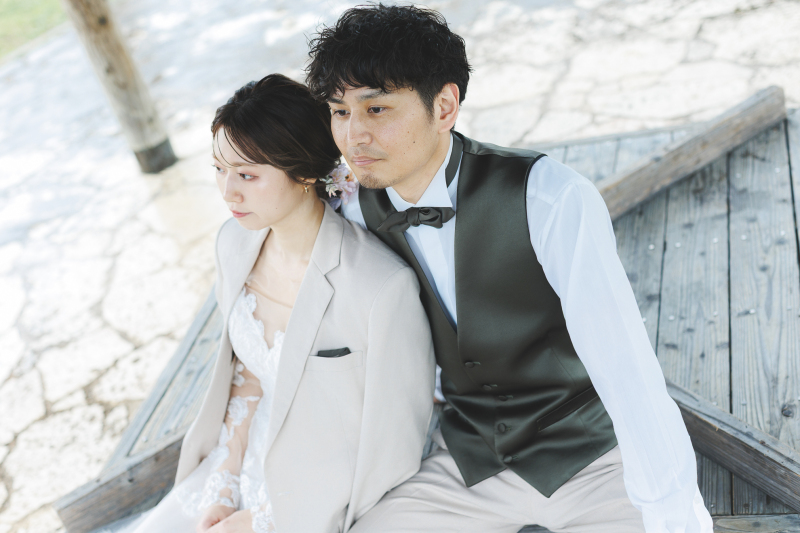 ジャケットを肩にかけて