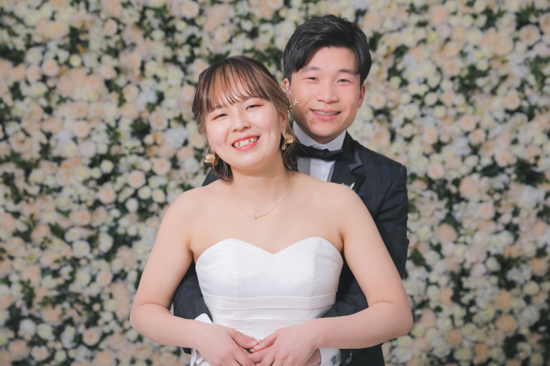 後ろからギュッと....