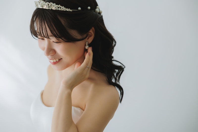 伏せ目から覗く可憐な微笑み