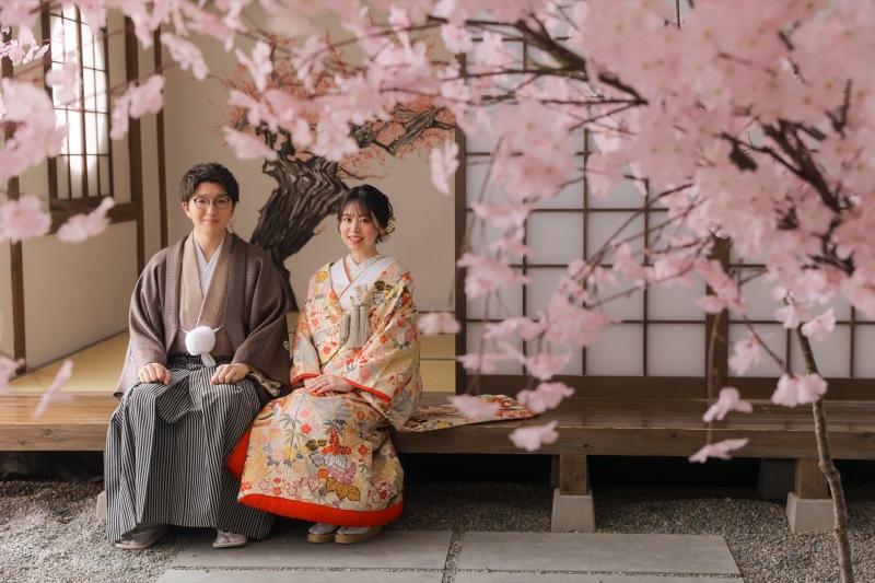 縁側に座ってお花見