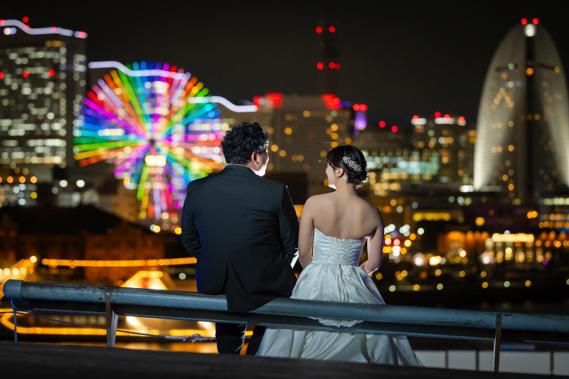 虹色の観覧車を背景に