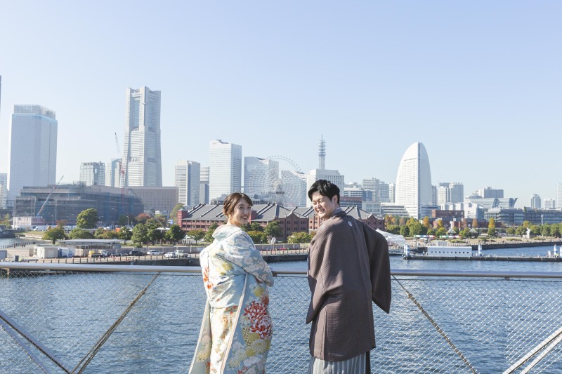横浜の風景を眺めているお二人の振り向きショット♪