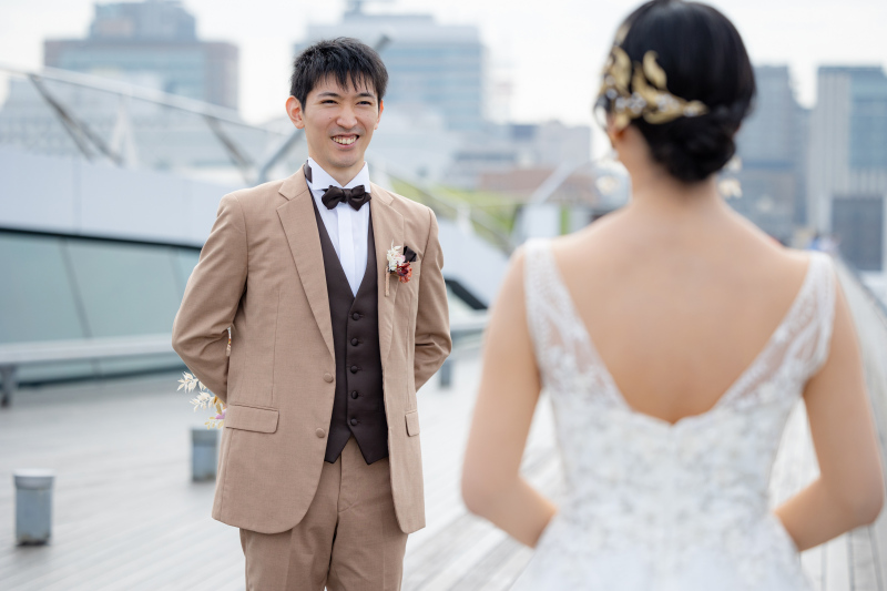 新婦さん越しの新郎さん