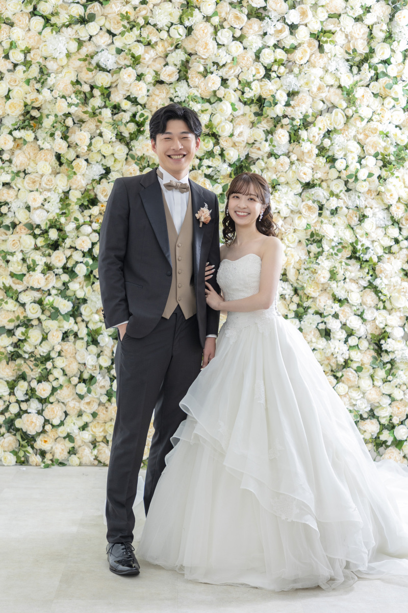 フラワーウォールの前で