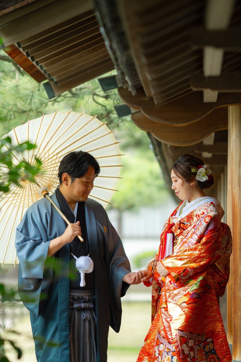 手を取り合って