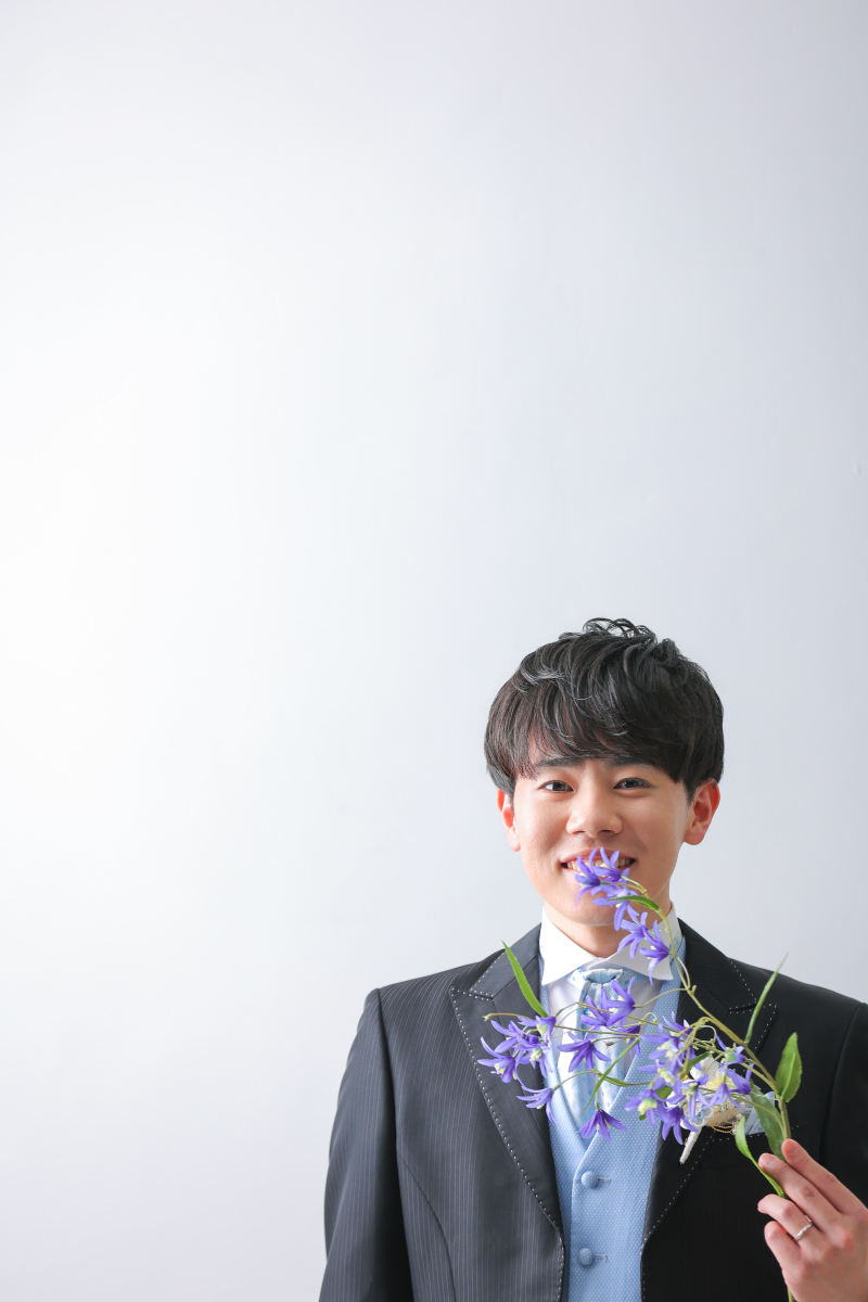 青い花に想いを乗せて、新郎の爽やかなソロカット。