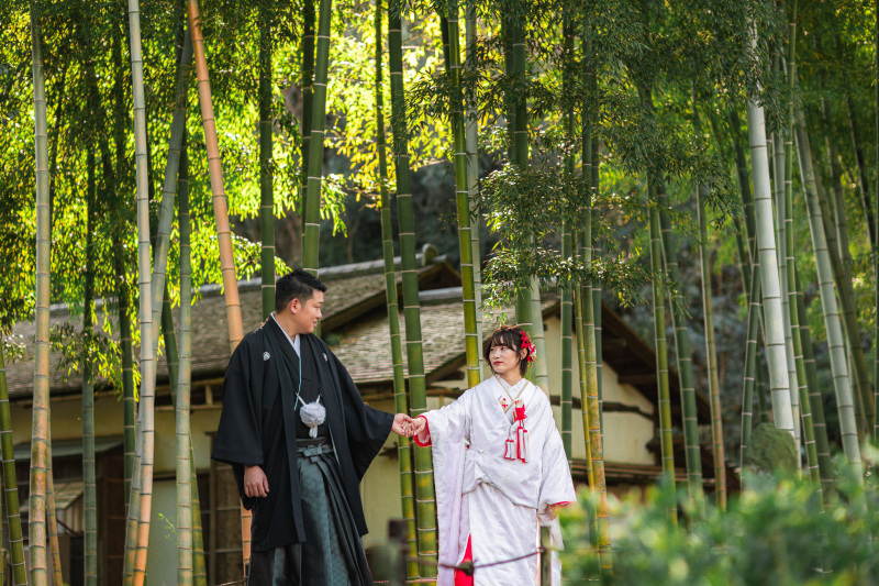 手を取り合って