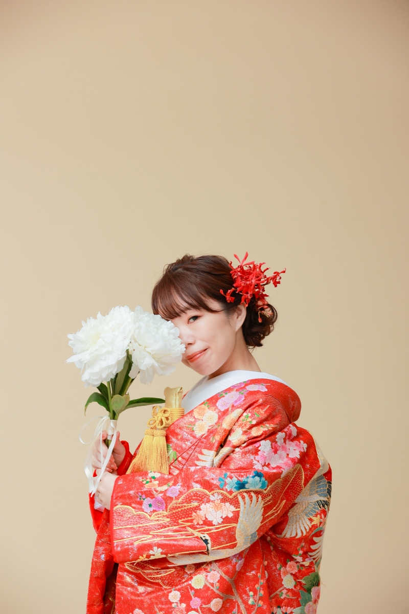 白い芍薬からチラリ