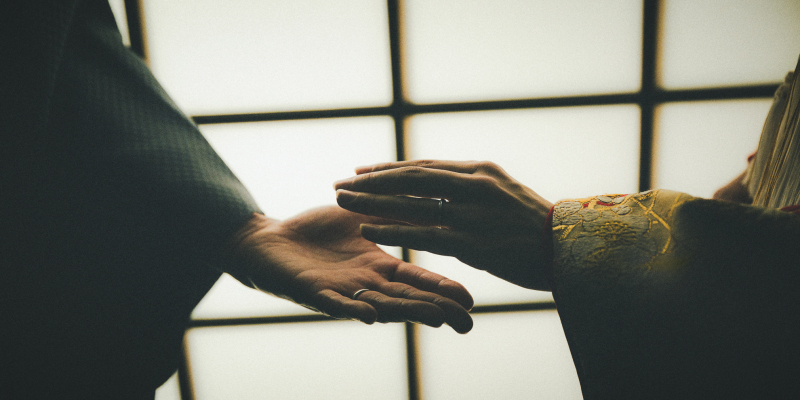 障子の光に透ける手元