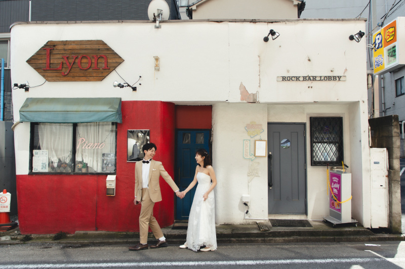 真っ赤な壁の前で。