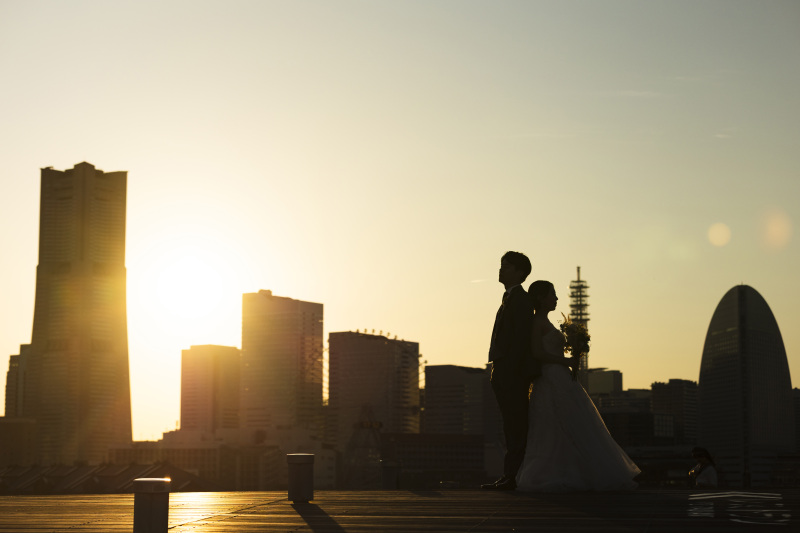 夕暮れの街並みに浮かぶシルエット