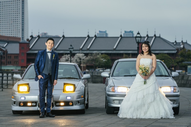 愛車の前で