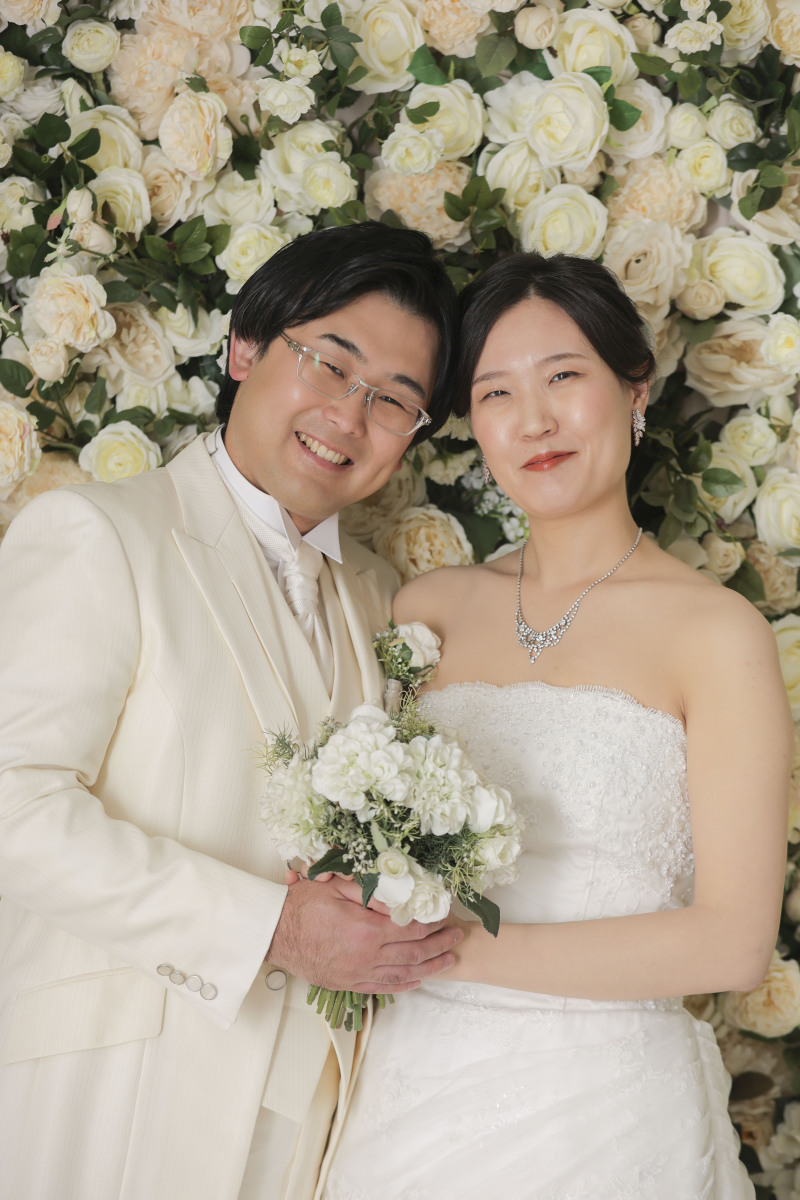 お花の背景では笑顔で