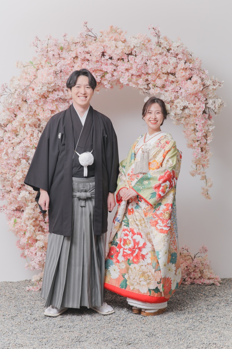 桜のアーチを背景に