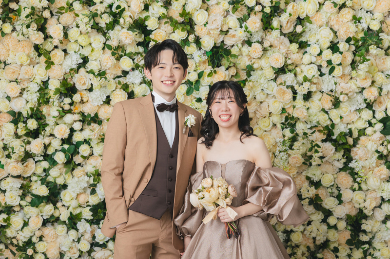 フラワーウォールの前で