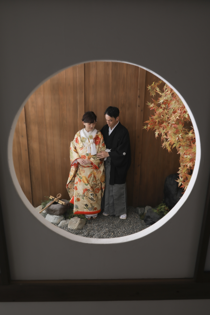 和室の丸窓より