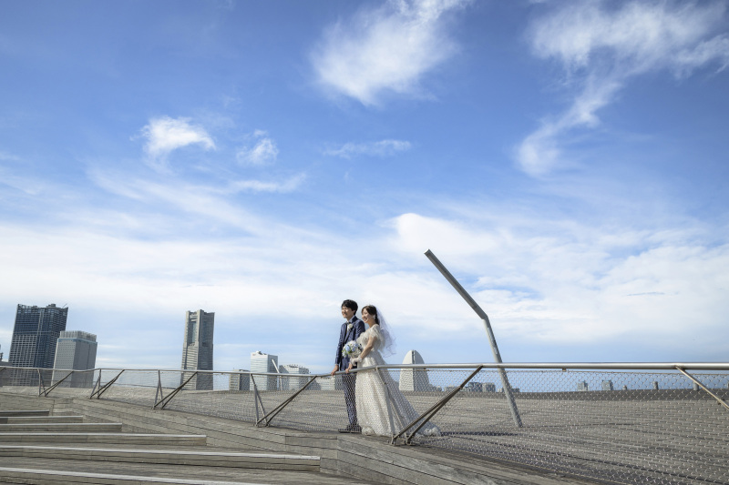 青空を大きく映して