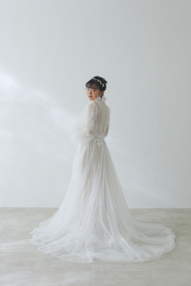 可愛らしい袖ありのドレスで