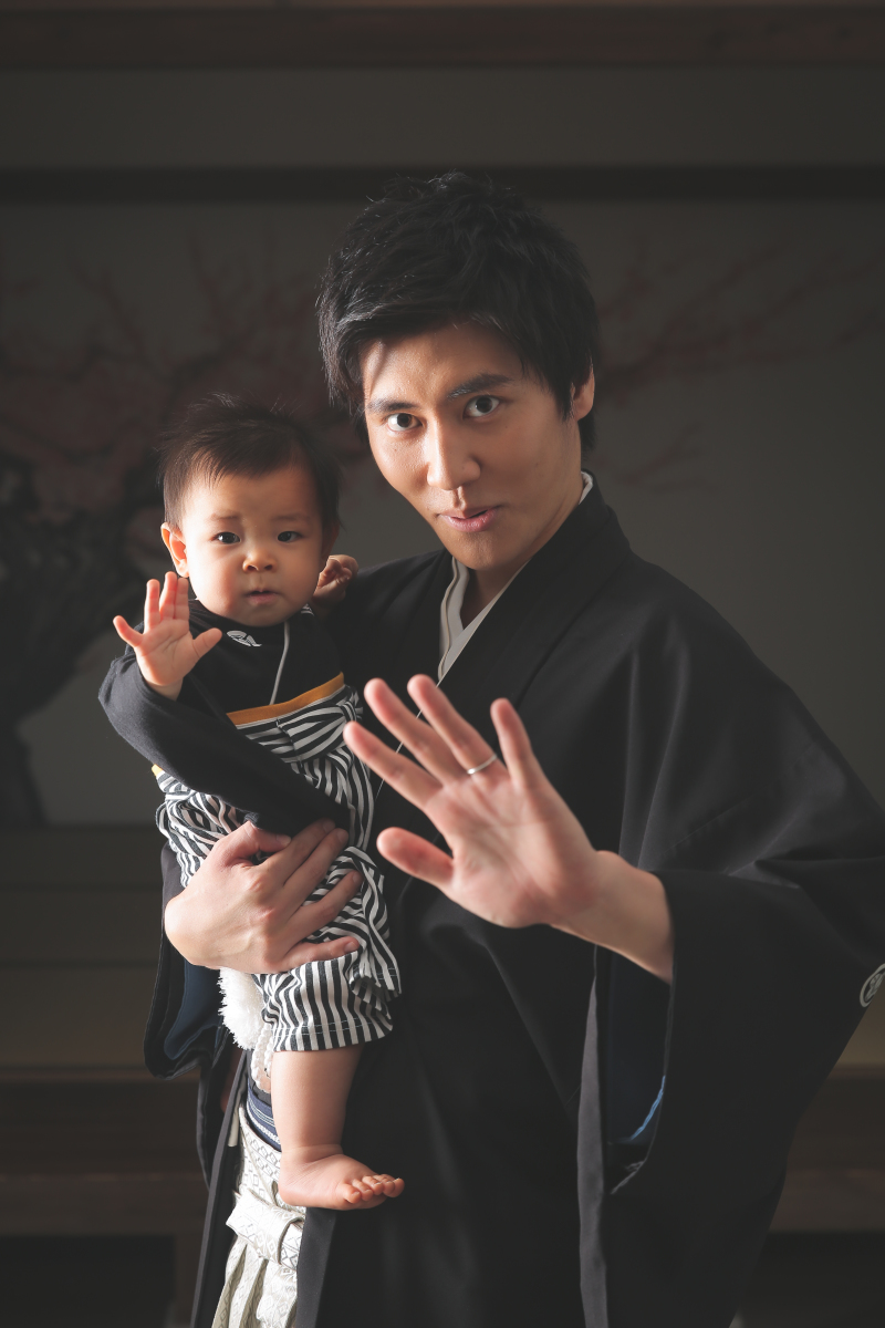 パパと一緒の衣装で一緒のポーズ