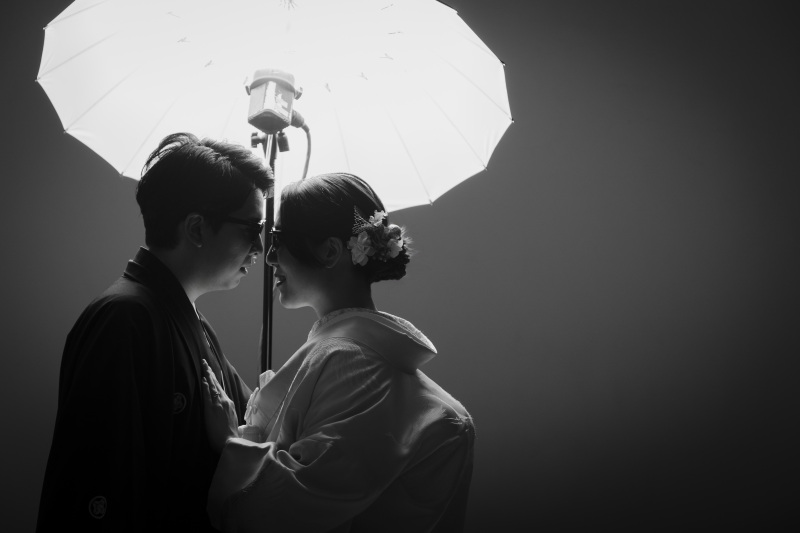 サングラスのままライトの前で