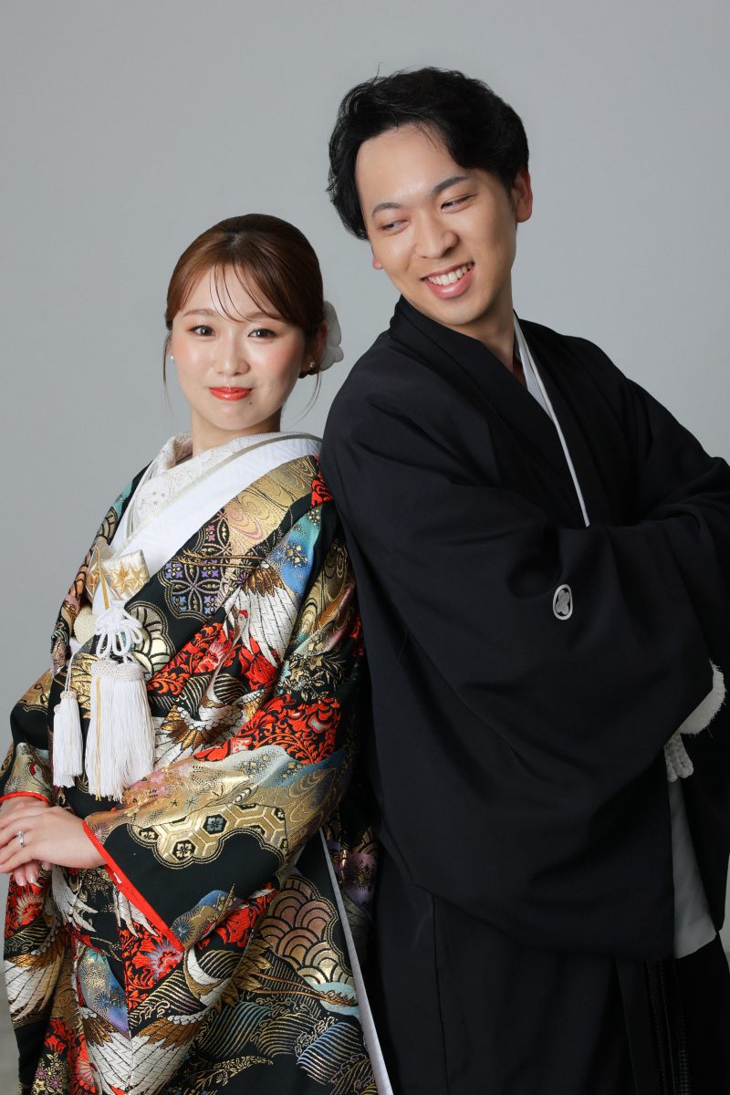 背中合わせ。