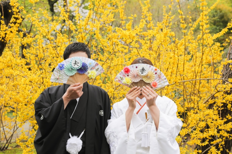 扇子でお顔を隠して