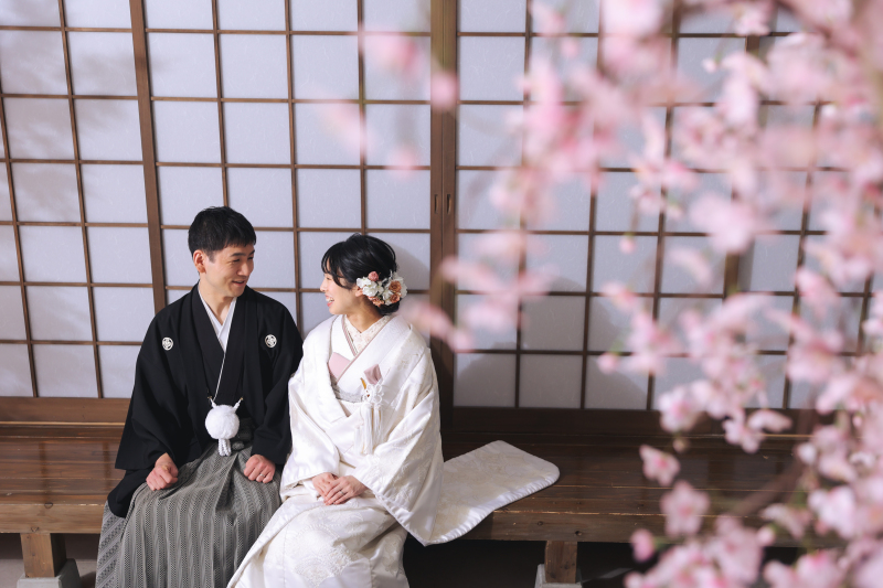 縁側で座っているカット