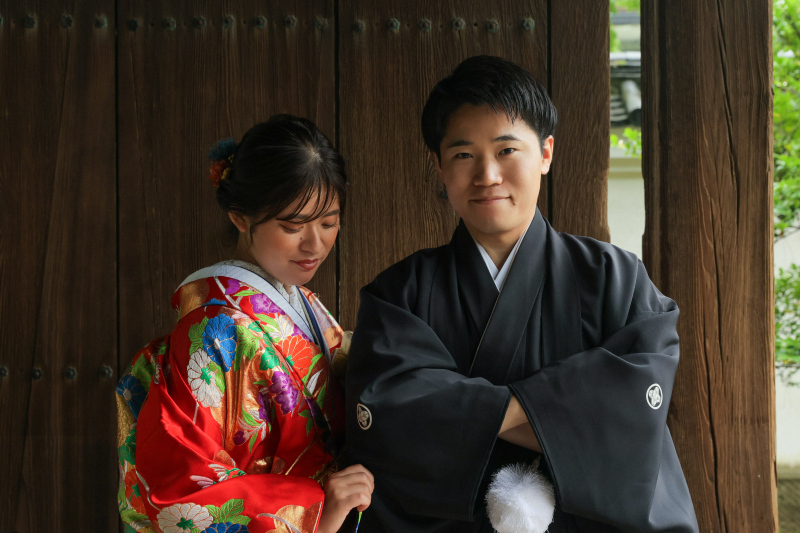 袖を引っ張って