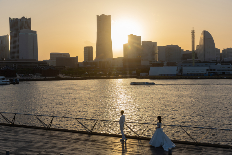 みなとみらいの夕日をバックに