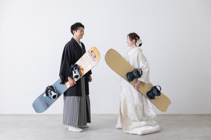 袴と白無垢で、ボードを持って