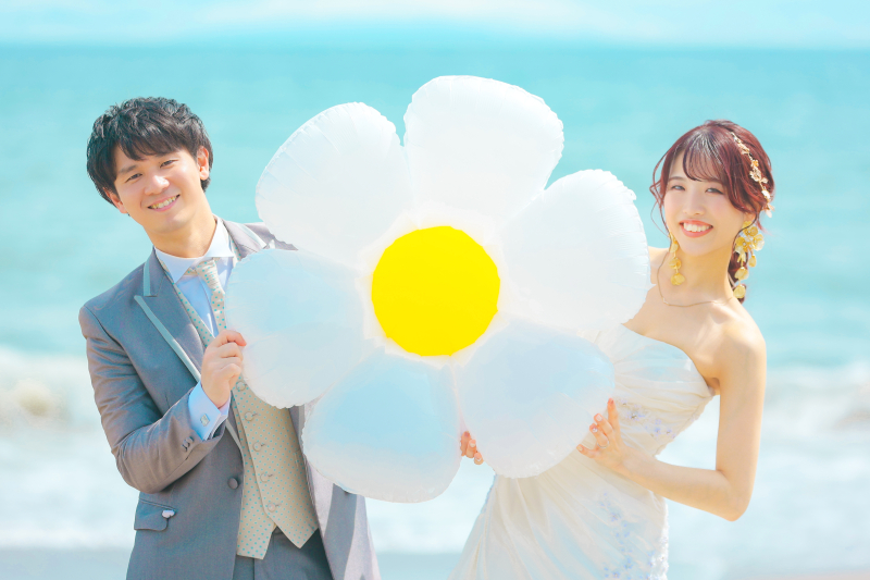 コバルトブルーの海をバックに