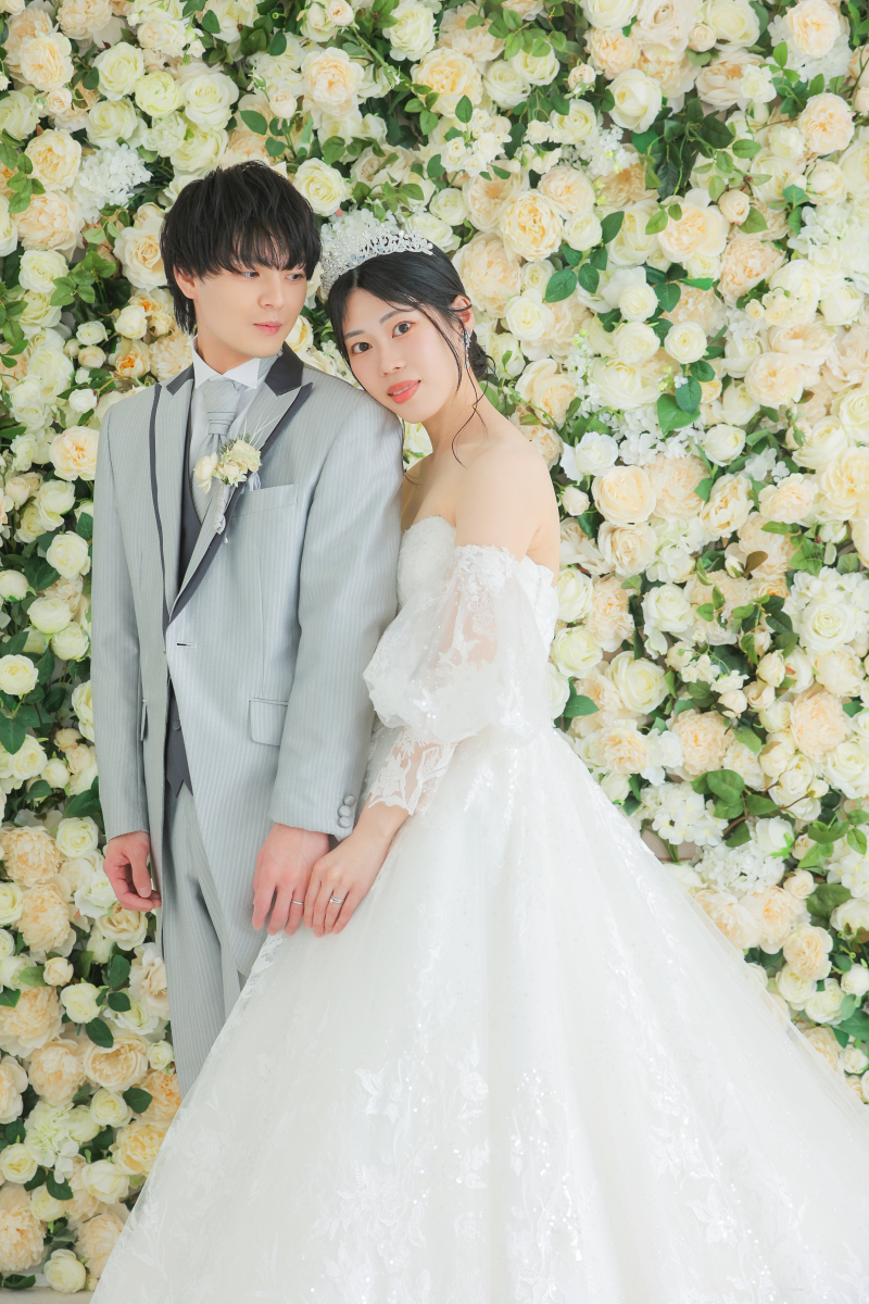 満開のお花に囲まれて。 手を繋いだ幸せの瞬間。